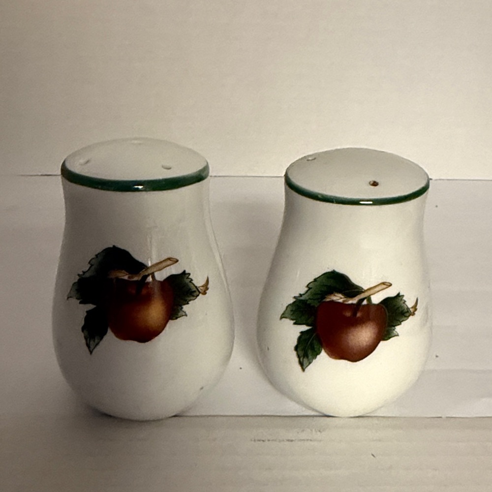 Vintage Cades Cove Apple & Cherries Collection Salt and Pepper Shakers